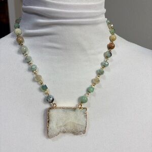 LucyNina Genuine Agate Raw Edge Chic Gold and Green Gemstone Necklace